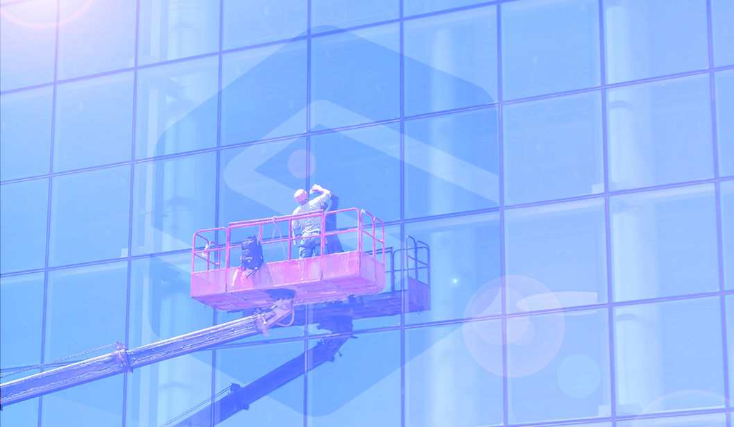 Trabajador-en-plataforma-elevadora-limpiando