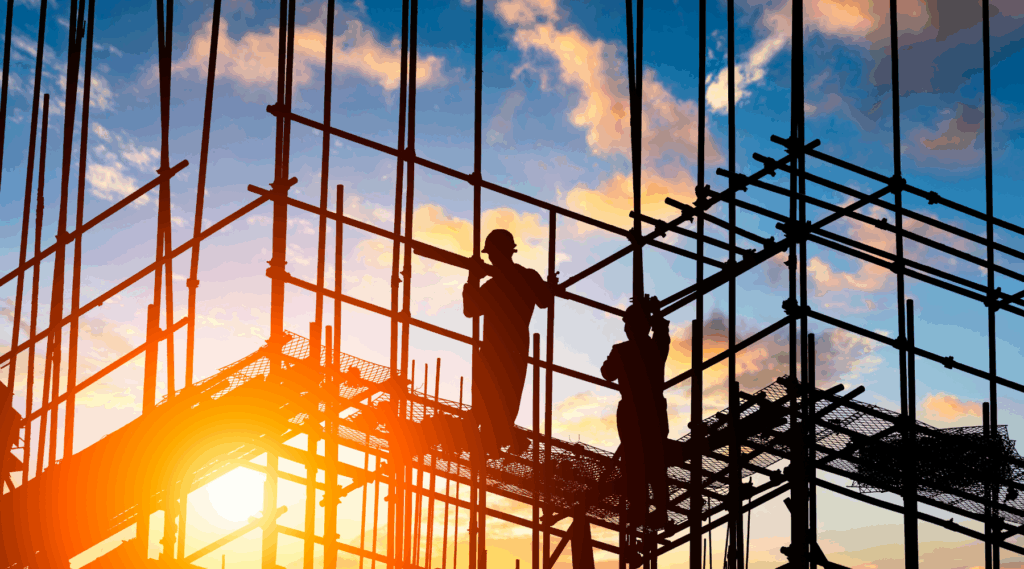 Accidentes laborales en construcción: trabajadores en obra