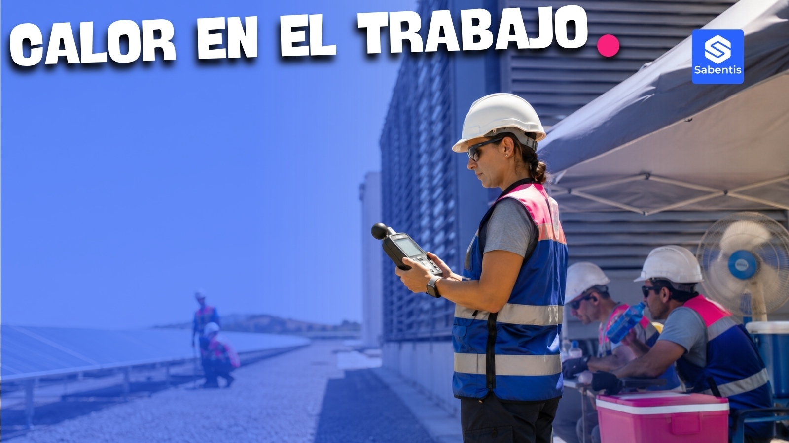 Trabajadores descansando a la sombra con agua en una obra, medidas preventivas frente al calor en el trabajo