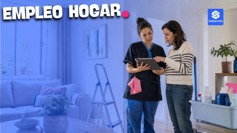 Trabajadora del hogar y persona empleadora revisando una tableta, prevención de riesgos laborales en el hogar