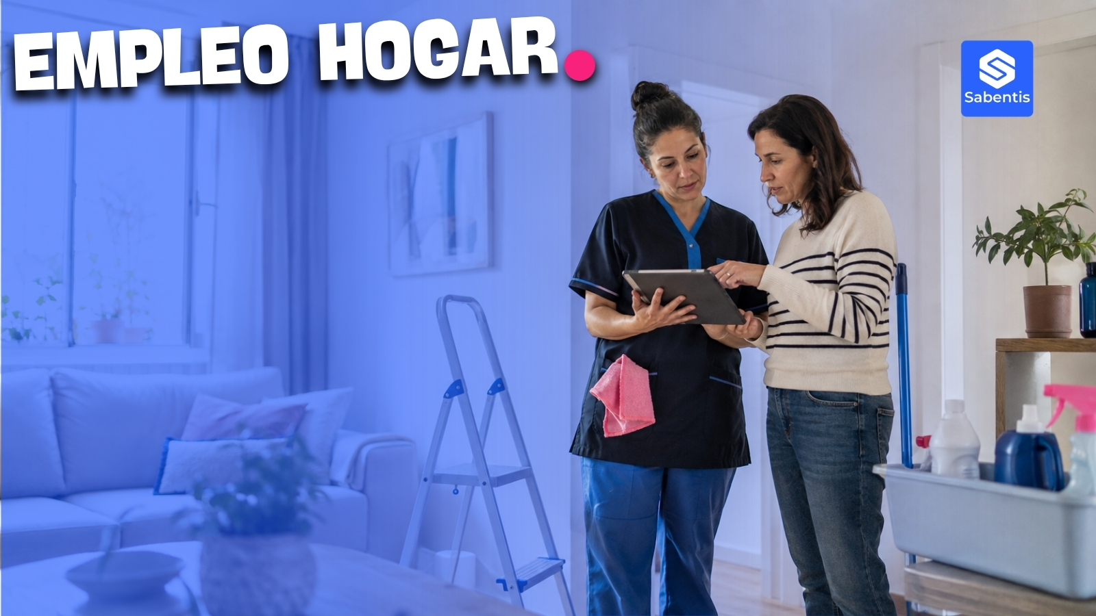 Trabajadora del hogar y persona empleadora revisando una tableta, prevención de riesgos laborales en el hogar
