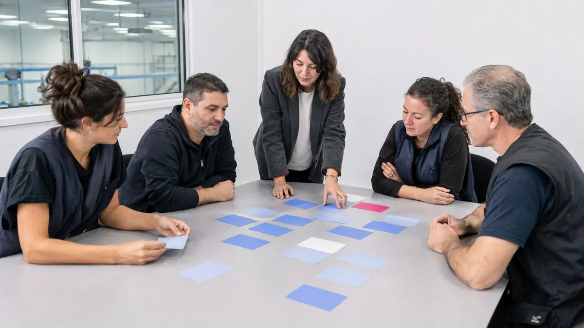 Grupo de trabajo participa en una sesión sobre condiciones psicosociales laborales.