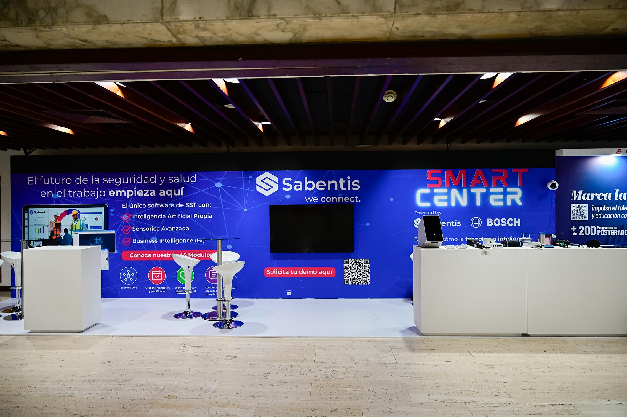 Vista frontal del stand Smart Center de Sabentis y Bosch, con sensores y equipos de medición expuestos.