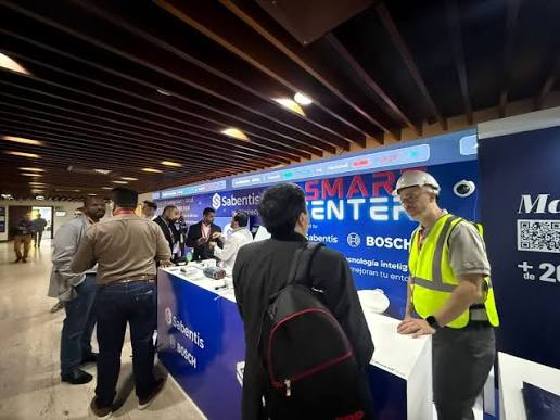 Stand de Sabentis con las marcas Sabentis y Bosch, dispositivos y asistentes a una demostración.